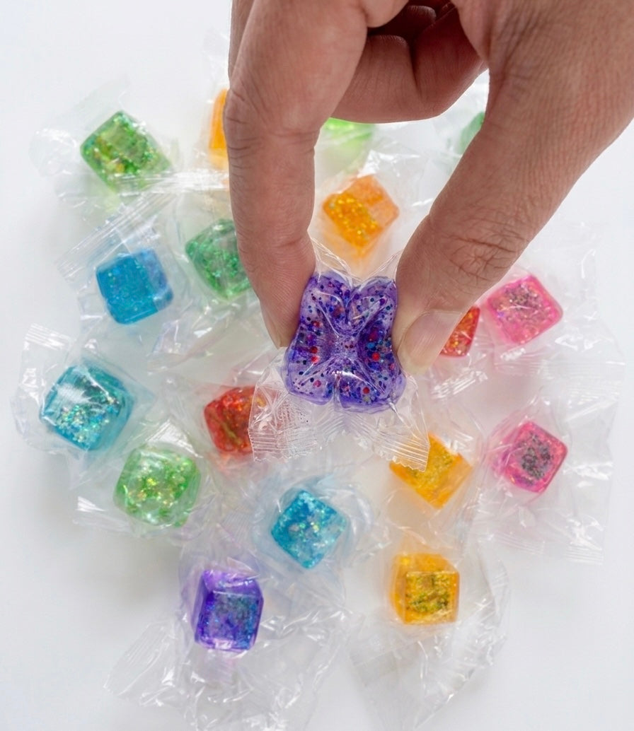 Lot de 4 petits cubes Squishy moelleux à paillettes couleurs aléatoires 3cm x3 cm