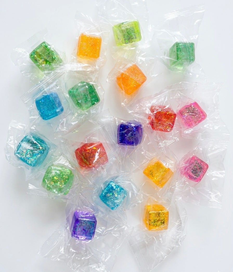 Lot de 4 petits cubes Squishy moelleux à paillettes couleurs aléatoires 3cm x3 cm