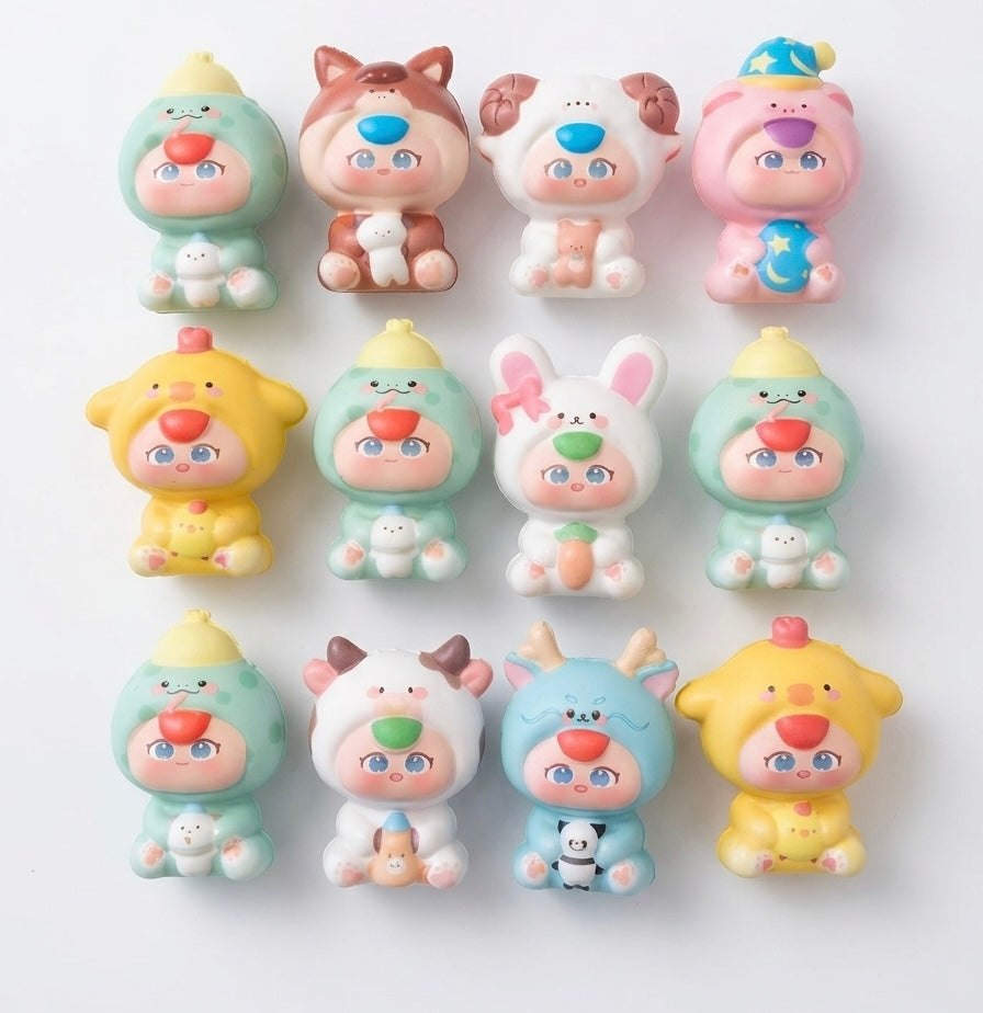 Lot de 4 Squishy personnage kawaii déguisé en animal avec sa peluche trop cute